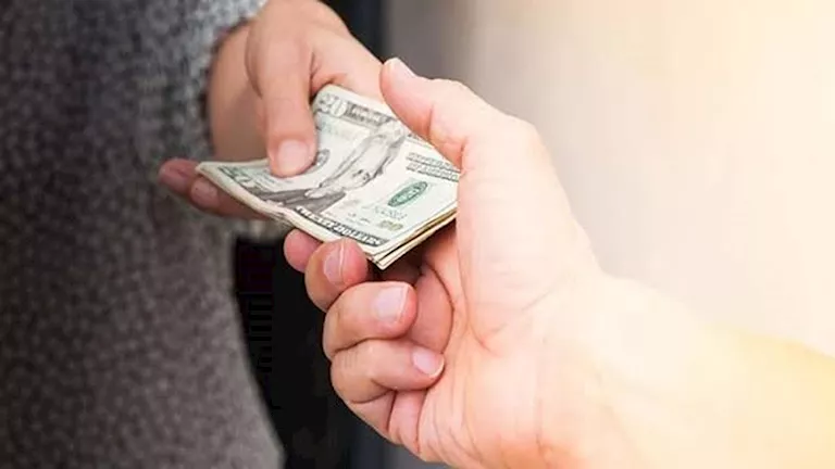 الأزهر للفتوى يحسم حكم إعطاء الوالدين من زكاة مال الابن